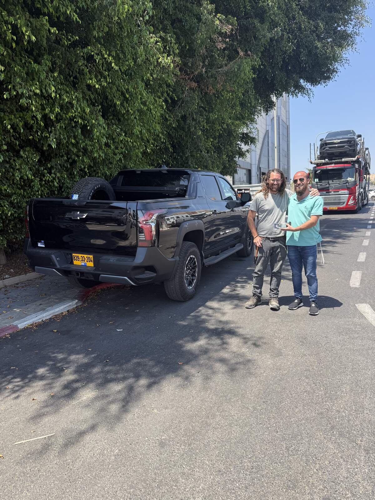 אריאל קרויטרו ליד שברולט סילברדו EV Trail Boss שנמסר לו על ידי Crazy Car